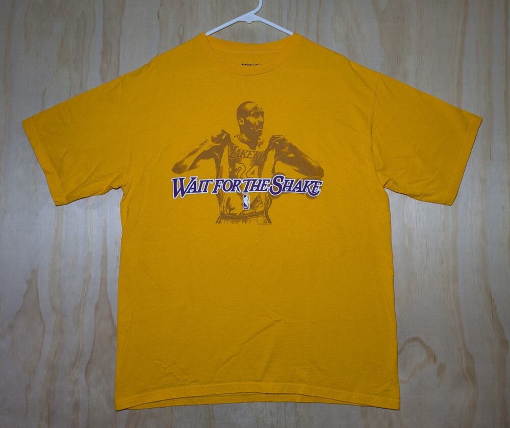 Kobe Bryant Large Lakers T-Shirt Yellow #24 Jersey Pop Celebration Graphic Rare